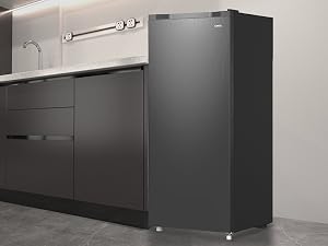 un refrigerador negro en una cocina con una encimera blanca.