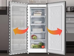 la nevera está hecha de acero inoxidable y tiene una puerta de cristal.