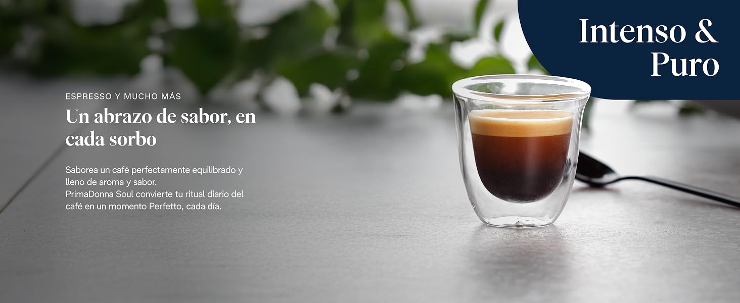 El texto dice «Intenso &amp; Puro». Foto del producto Lifestyle que muestra una taza de café de vidrio de doble pared con una bebida oscura sobre un fondo borroso.