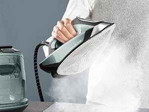 Secuencia de primer plano que muestra el uso de una botella rociadora sobre una tela o superficie de color claro, que demuestra el proceso de limpieza o tratamiento.