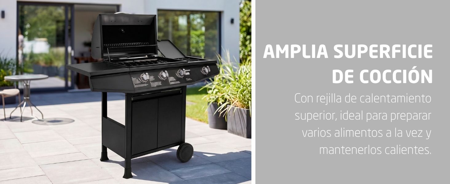 El texto dice «AMPLIA SUPERFICIE DE COLOR». Imagen dividida que muestra una parrilla exterior negra con estantes laterales en un entorno de jardín y una vista detallada de cerca.