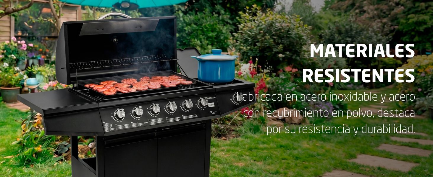 El texto dice «MATERIALES RESISTENTES». Parrilla de gas para exteriores con varios quemadores, exterior negro, rejillas metálicas, que se exhibe en el jardín con los alimentos que se cocinan en la superficie.