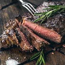 Sekwencja przedstawiająca grillowane lub gotowane steki mięsne z dodatkami rozmarynowymi na ciemnej drewnianej powierzchni, przedstawiające różne etapy gotowania.