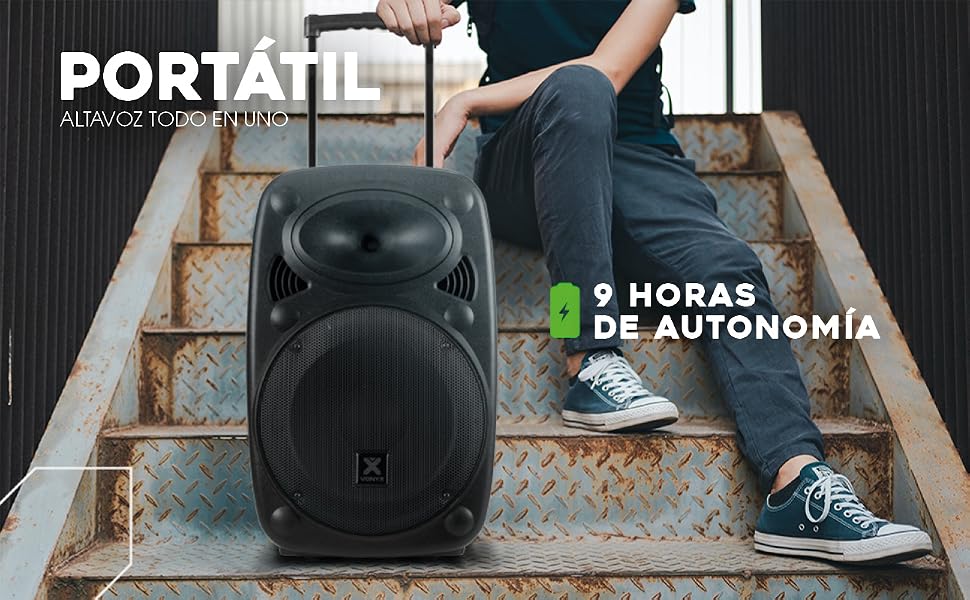un hombre sentado en unas escaleras con un altavoz grande en la mano.