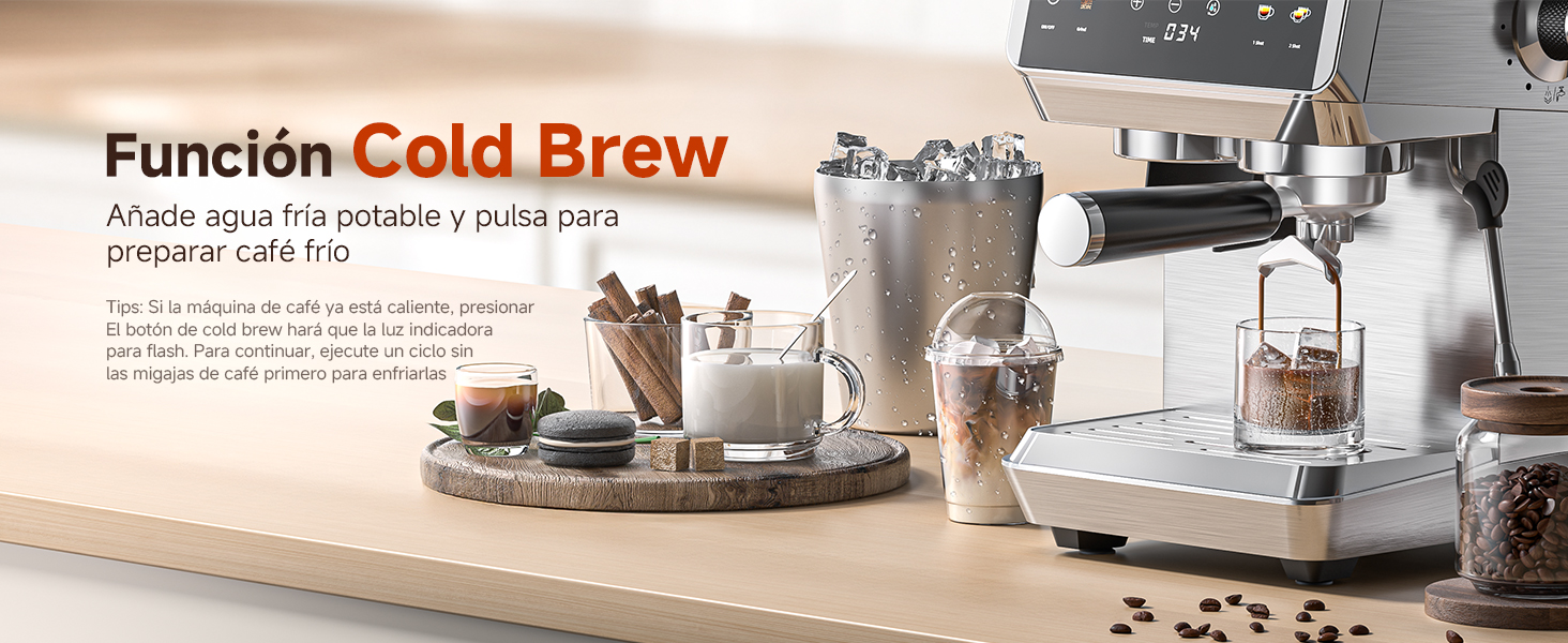 El texto dice «Función Cold Brew». El equipo de preparación de café y los granos de café dispersos se muestran en un entorno monocromático.