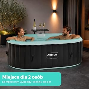 Tekst brzmi: „Miejsce dla 2 osób” oraz „Komfortowy, wygodny i dobry dla par”. Nadmuchiwana wanna z hydromasażem z czarnym zewnętrzem i turkusową wodą. Dwie osoby odpoczywają w środku. Markowy „AREBOS”. Oświetlenie otoczenia i roślina w tle.