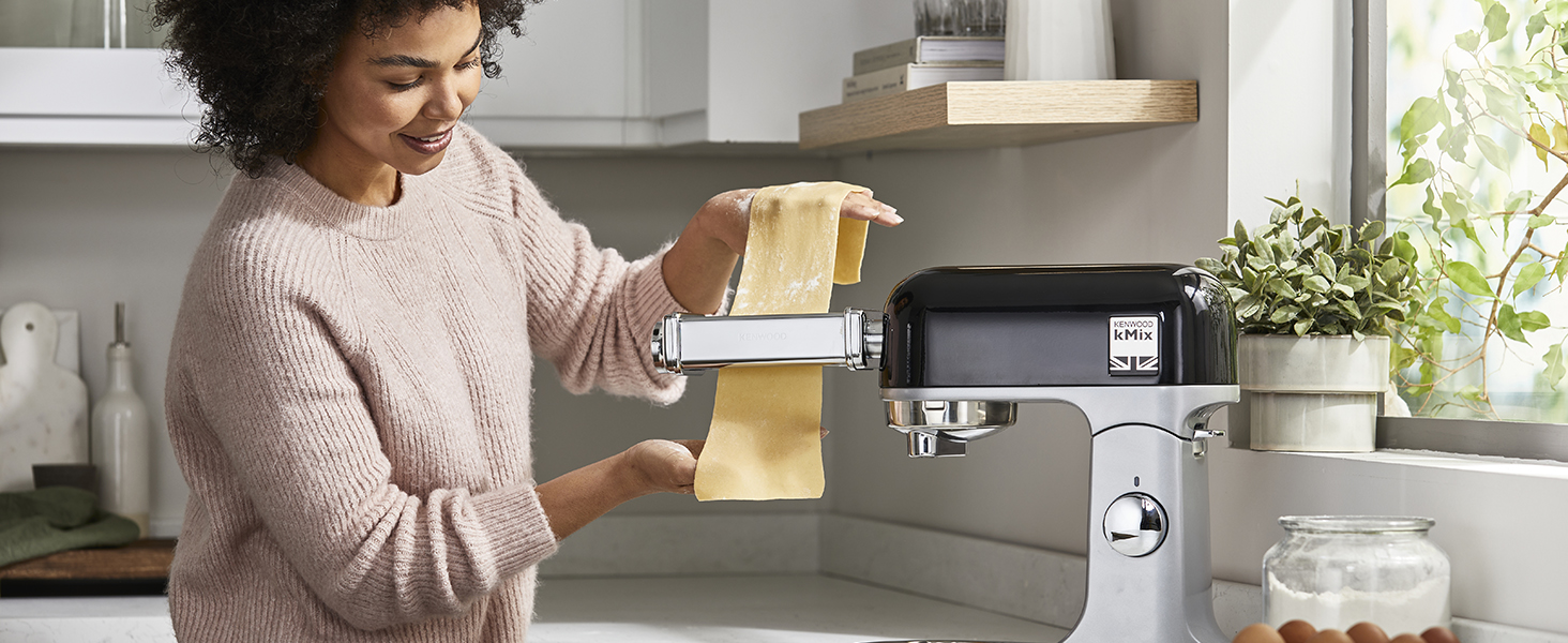Secuencia que muestra a alguien usando un dispositivo en un entorno de cocina, que demuestra el uso del producto en el mostrador con iluminación natural.