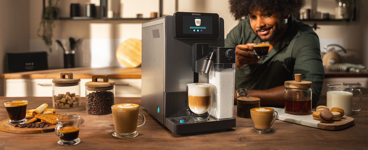 Entorno de cafetería que muestra múltiples ángulos de café, bebidas y pasteles sobre mesas de madera con una iluminación cálida y un ambiente de cafetería
