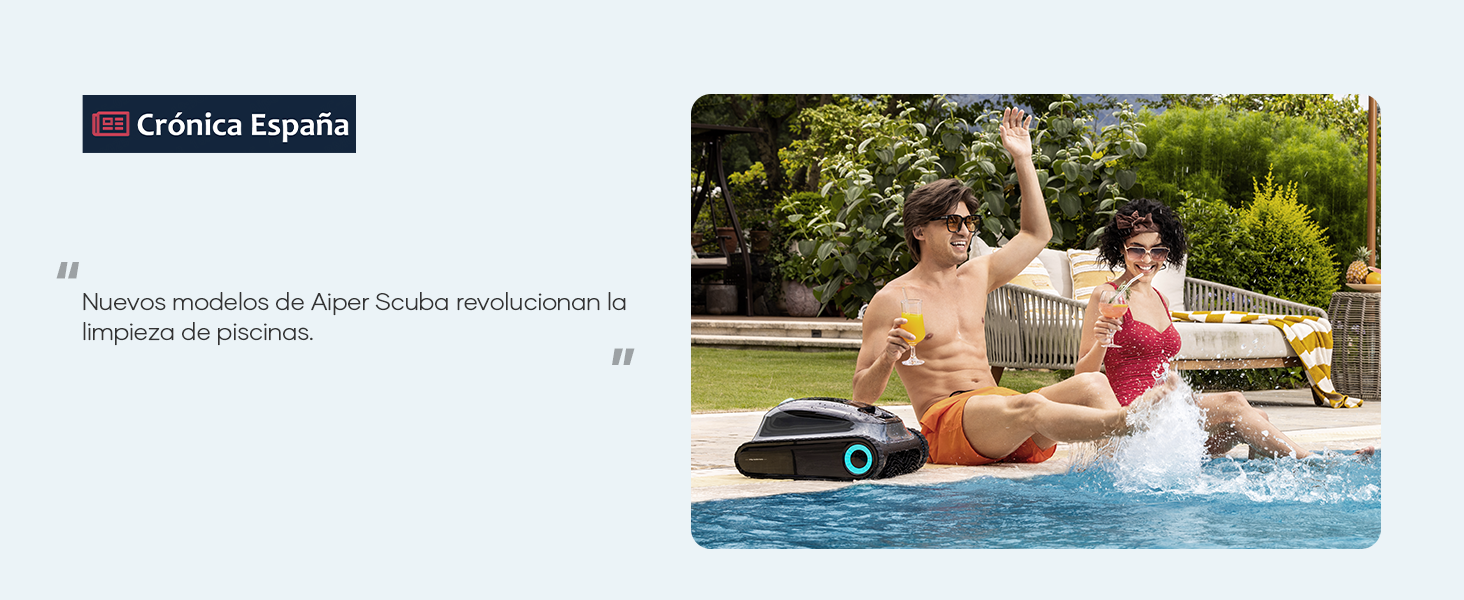 Dos personas disfrutando de una piscina con un altavoz flotante. Una persona se sienta en el borde, salpicando agua, mientras que otra saluda desde el interior de la piscina. Un dispositivo cilíndrico de color verde azulado flota cerca