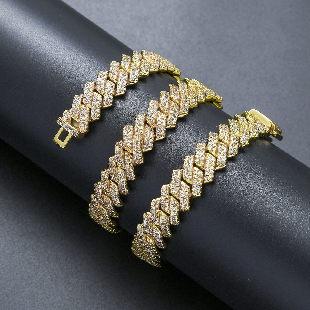 gold side view luxury Cuban chain jewelry detail