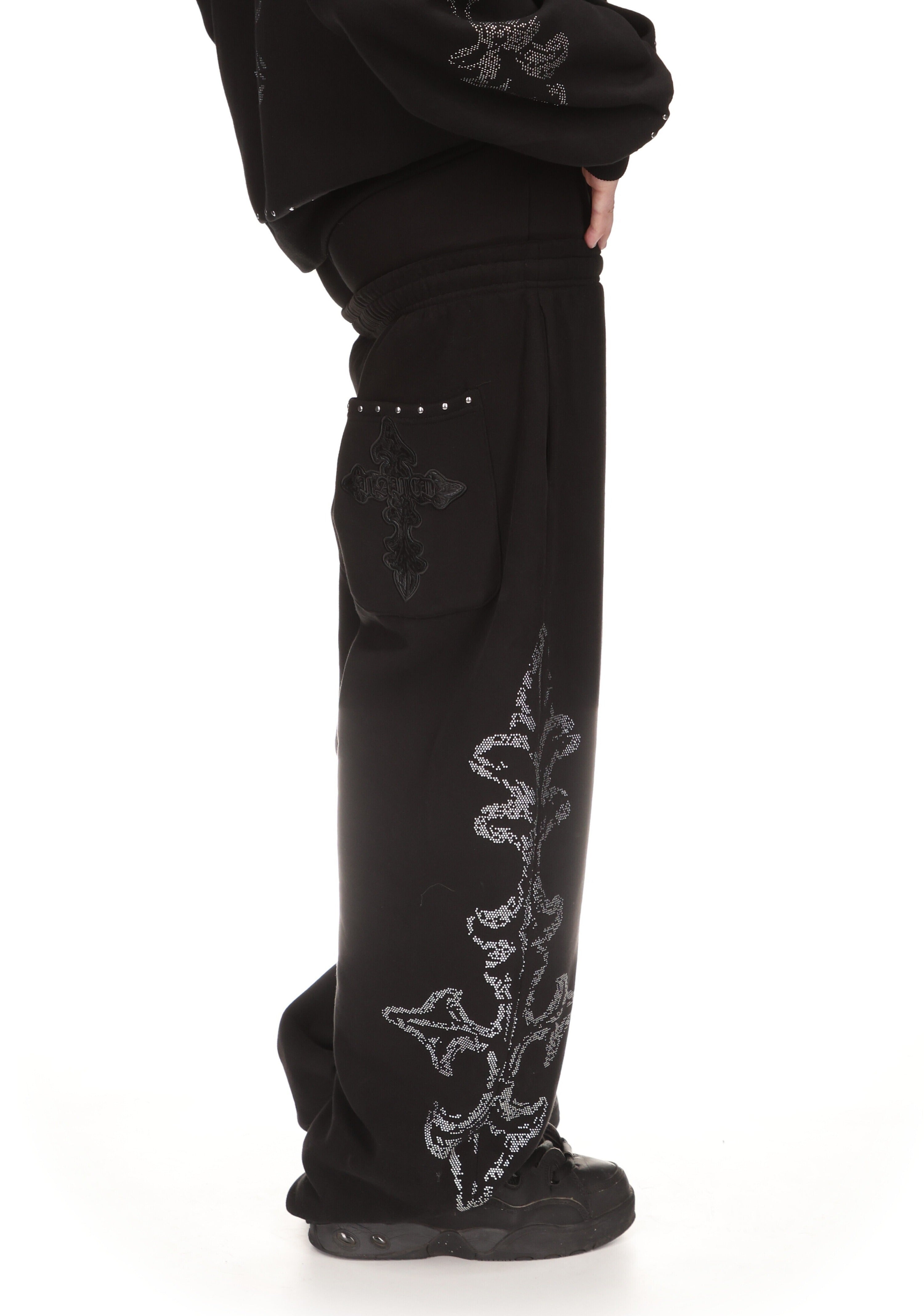 FERAL STUDDED OVERSIZED SWEATPANTS BLACK