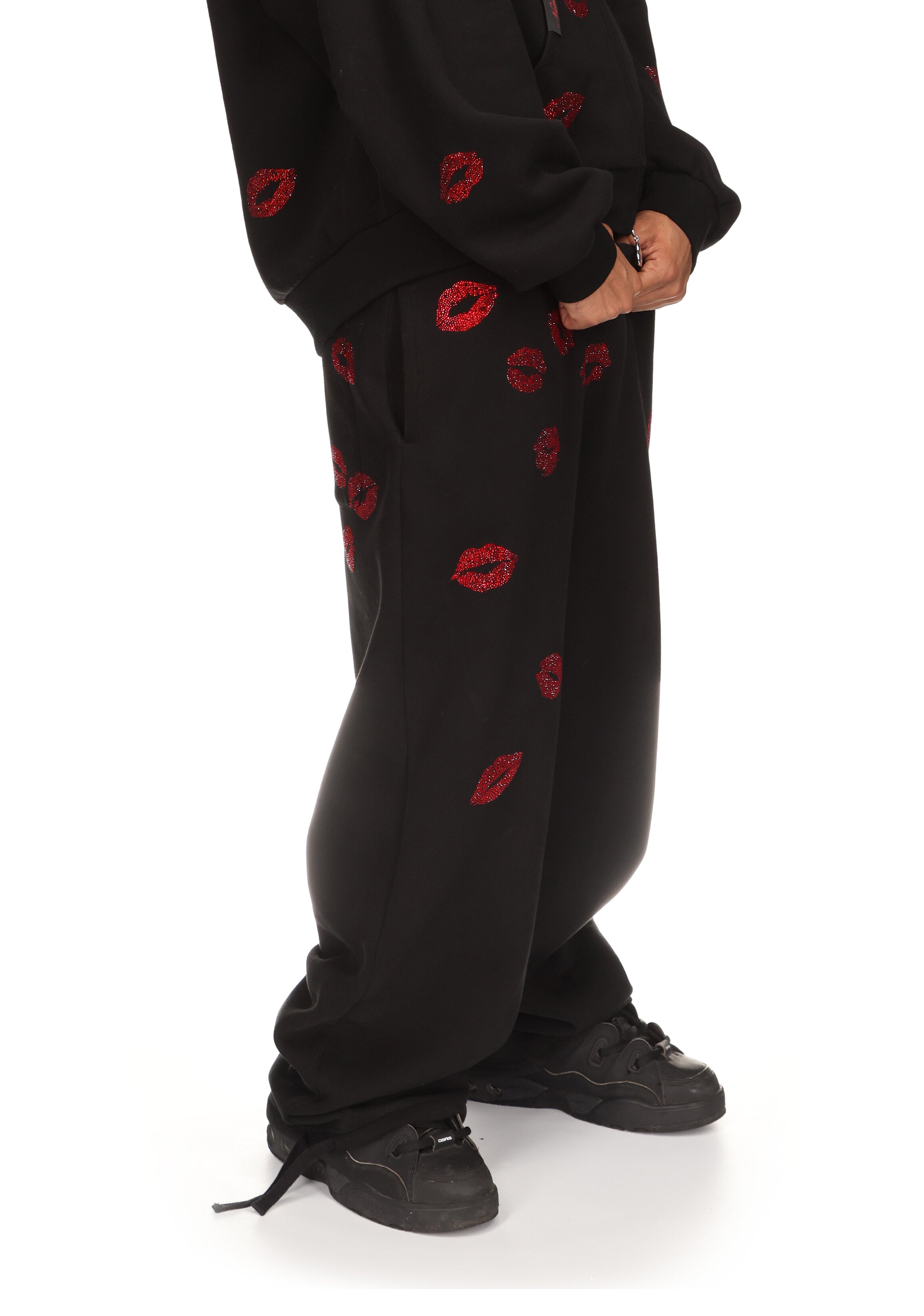 TEASE RHINESTONE KISS OVERSIZED SWEATPANTS BLACK