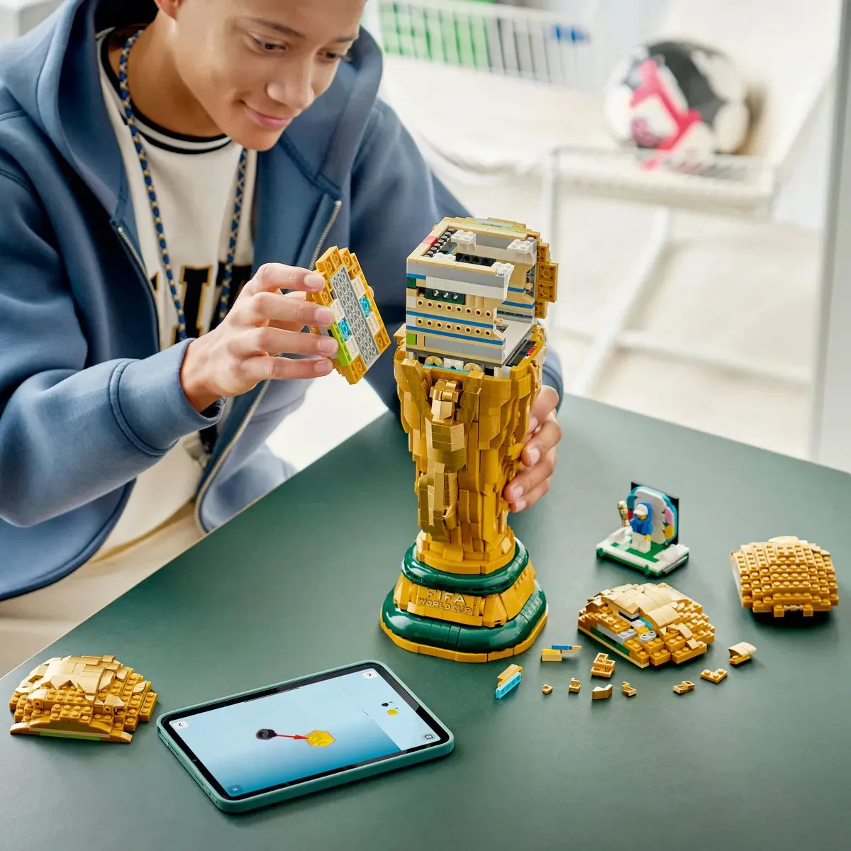 LEGO Editions Trofeo Oficial de la Copa Mundial de la FIFA 43020; réplica coleccionable a tamaño real; regalo para aficionados del fútbol y recuerdo único del Mundial; 12+
