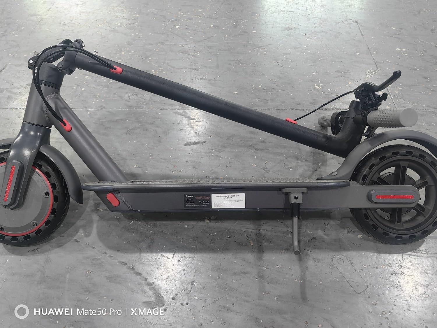 Scooter eléctrico Qlaway de 8,5 pulgadas para adultos: velocidad de 19/20 mph, motor de 350/500 W, batería de 187,2/288,6/444 Wh, autonomía de hasta 22 millas, diseño plegable, capacidad de carga de 265 libras y control por aplicación.
