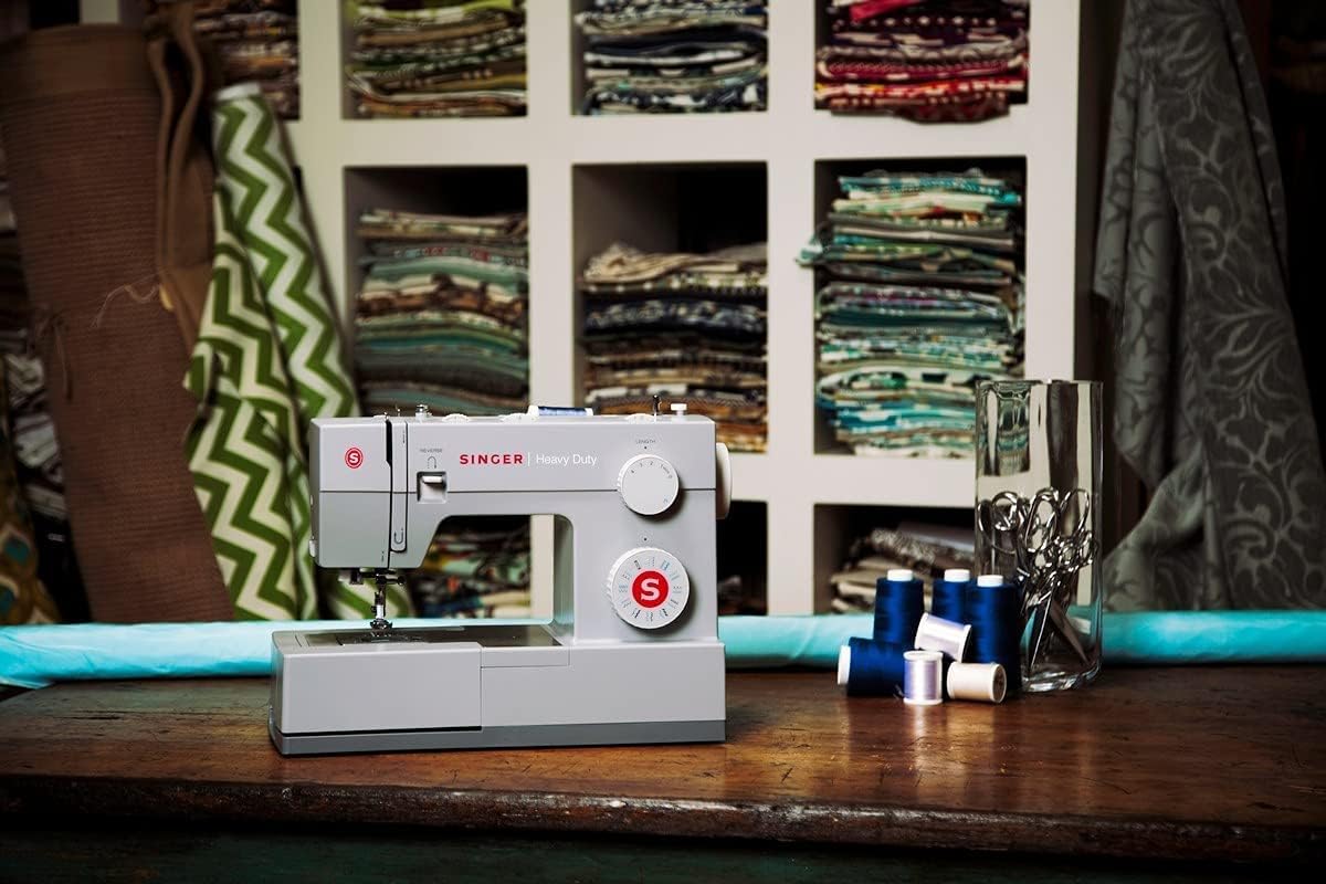 Máquina de coser SINGER 4423, gris