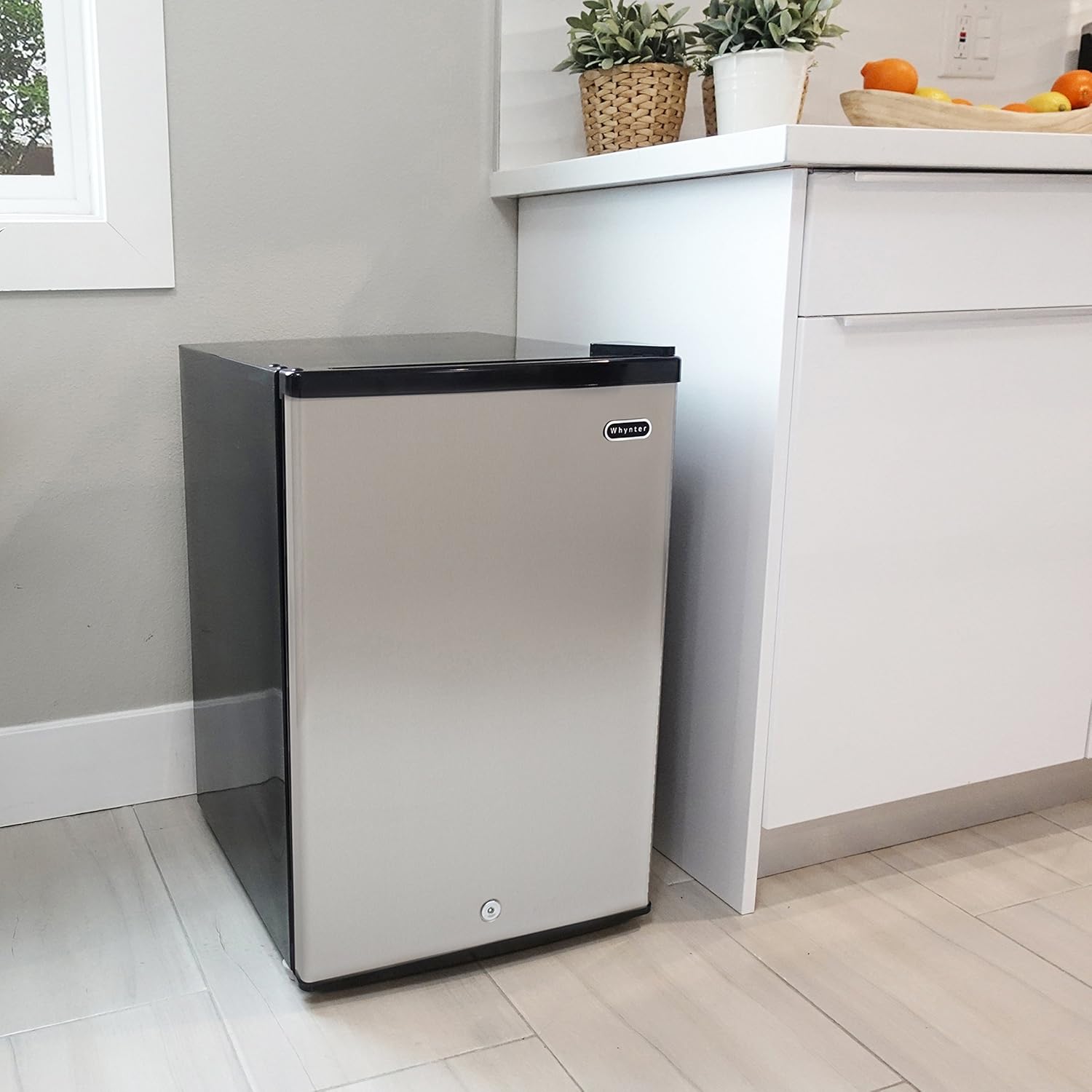 Whynter CUF-110B Energy Star Congelador vertical de 1.1 pies cúbicos con cerradura, negro