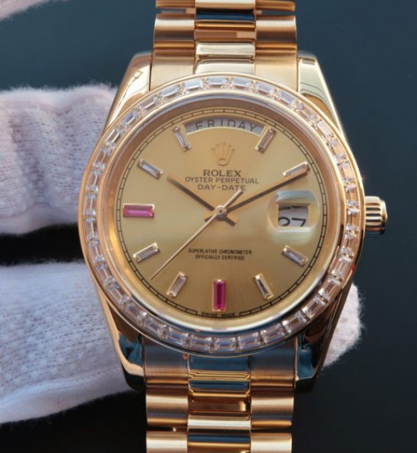 Replica Rolex (unchanged) Day Date II Dial en or RG Bezel en Diamonds Markers en cristal White/rouge Bracelet / Strap RG A3255 - View 1