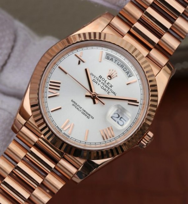 Replica Rolex Day-Date 40 mm 228235 RG Noob Dial Silver Markers romains Bracelet / Strap RG President A3255