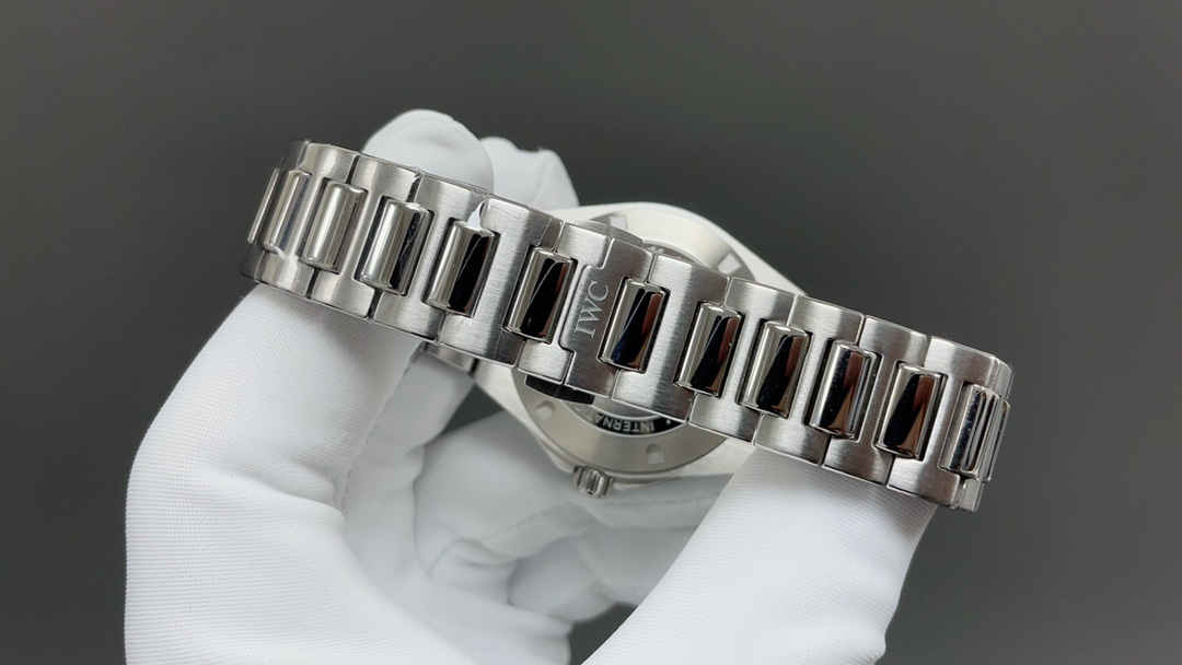 V7 IWC Ingenieur Clone – Premium 40mm Aqua Dial Replica with Full Steel Construction - clean factory product image 2