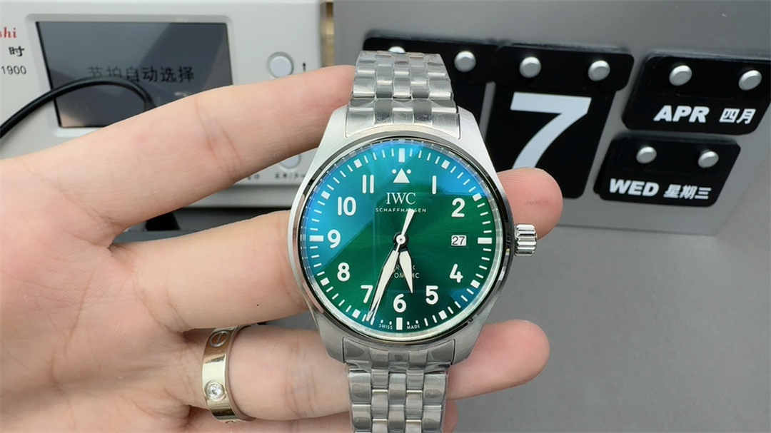 V7 IWC Mark XX Green Dial – Premium Replica Pilot Watch with High-Grade Craftsmanship - clean factory product image