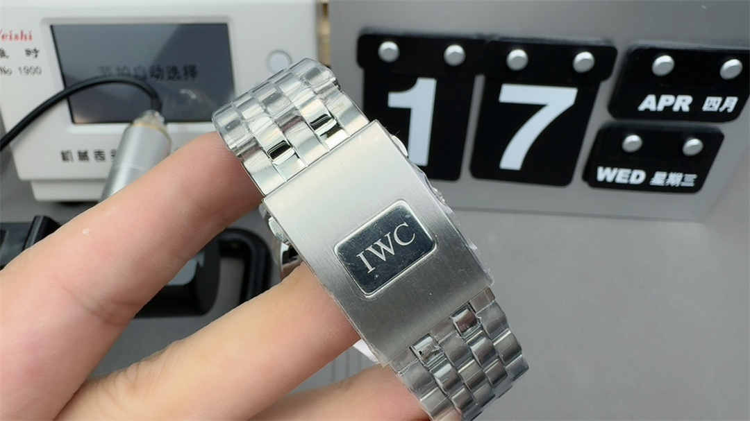 V7 IWC Mark XX Green Dial – Premium Replica Pilot Watch with High-Grade Craftsmanship - clean factory product image 7