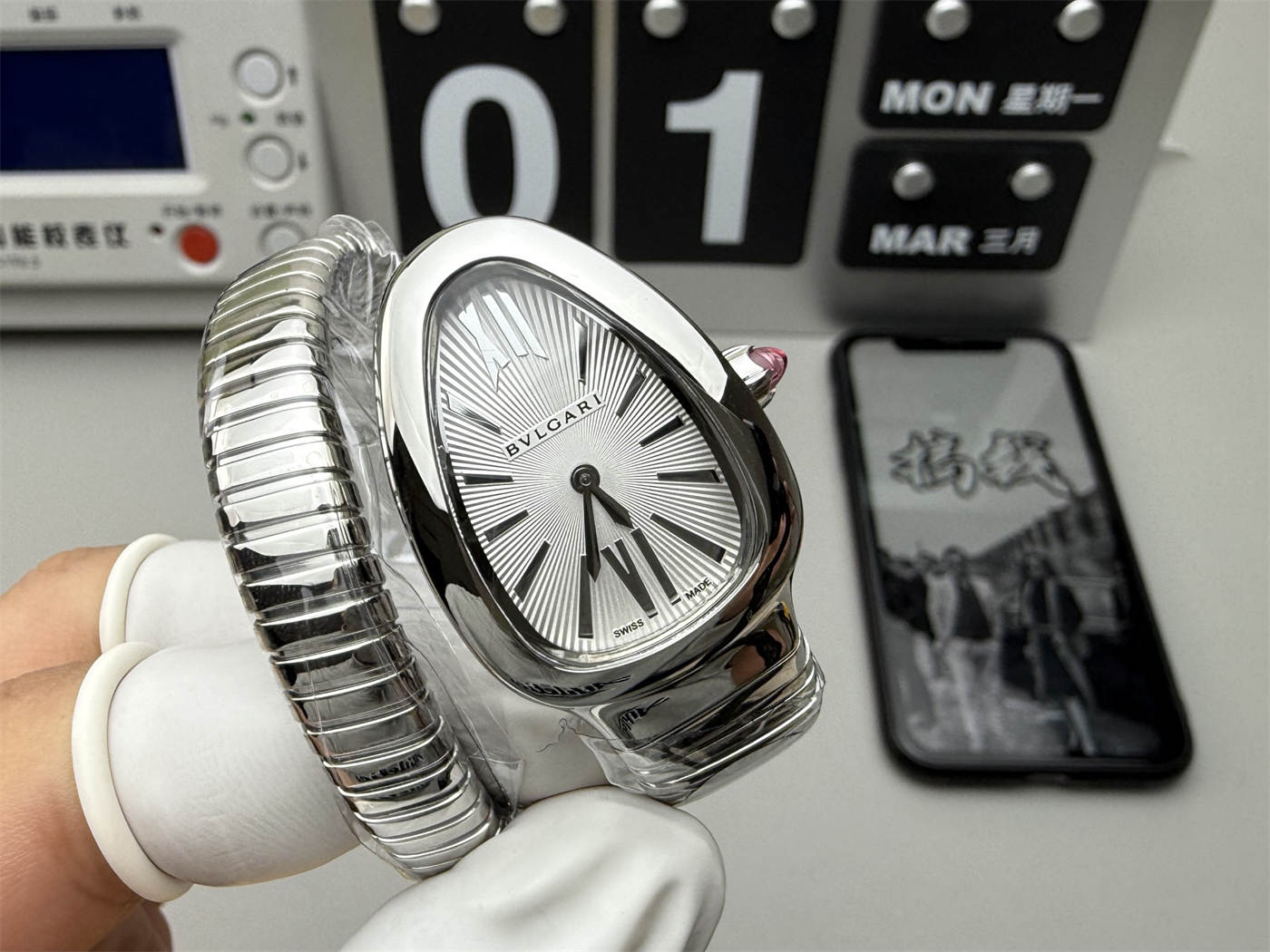 Bvlgari Serpenti 101828 Replica – White Dial Steel Ladies Watch - clean factory product image 3