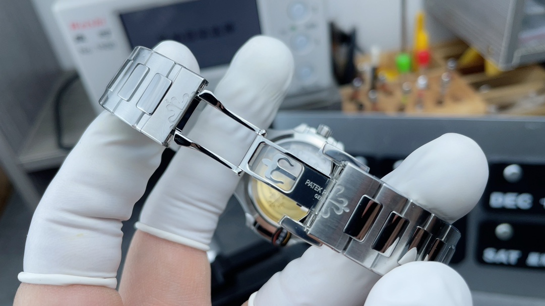 Patek Philippe Nautilus 7118 Replica – Grey Dial Diamond Bezel Ladies Watch - clean factory product image 8