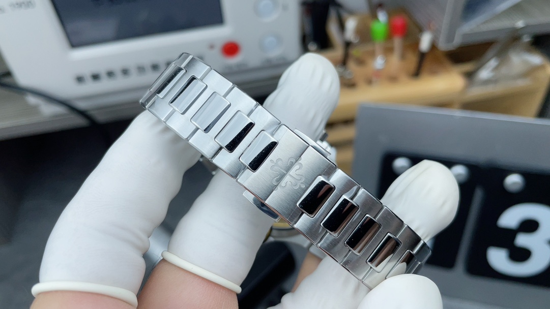 Patek Nautilus 7118 Diamond Replica – Blue Dial Luxury Ladies Nautilus - clean factory product image 8