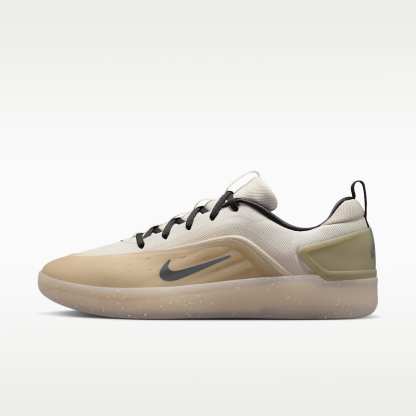 Nike SB Zoom Nyjah 4 Skateboardschuh – Desert Khaki/Light Orewood Brown/Light Bone/Dark Smoke Grey