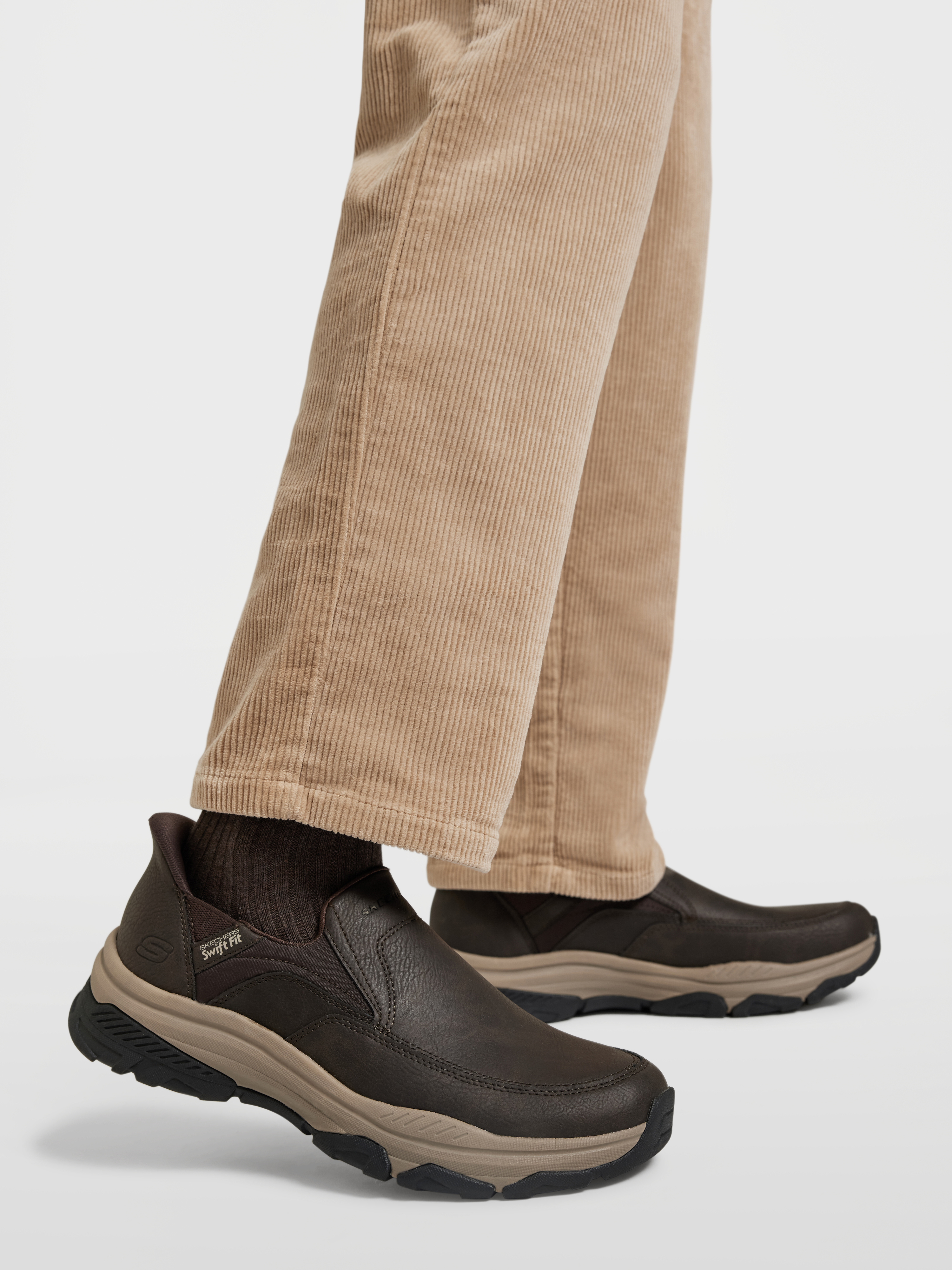 Skechers SWIFT FIT Slip-Ons – Braun