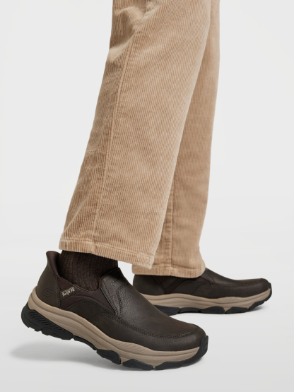 Skechers SWIFT FIT Slip-Ons – Braun