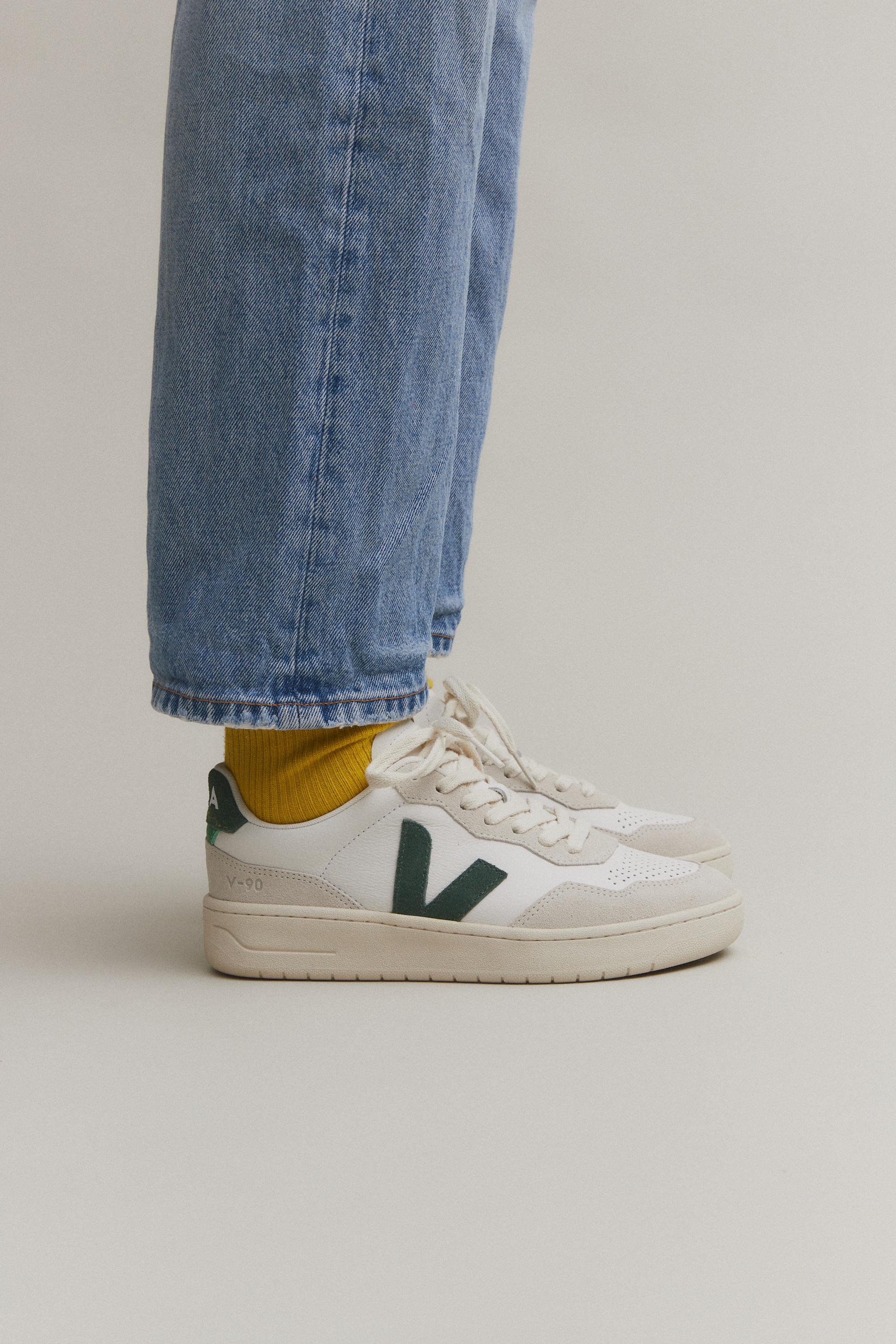 V-90 LEATHER WHITE CYPRUS