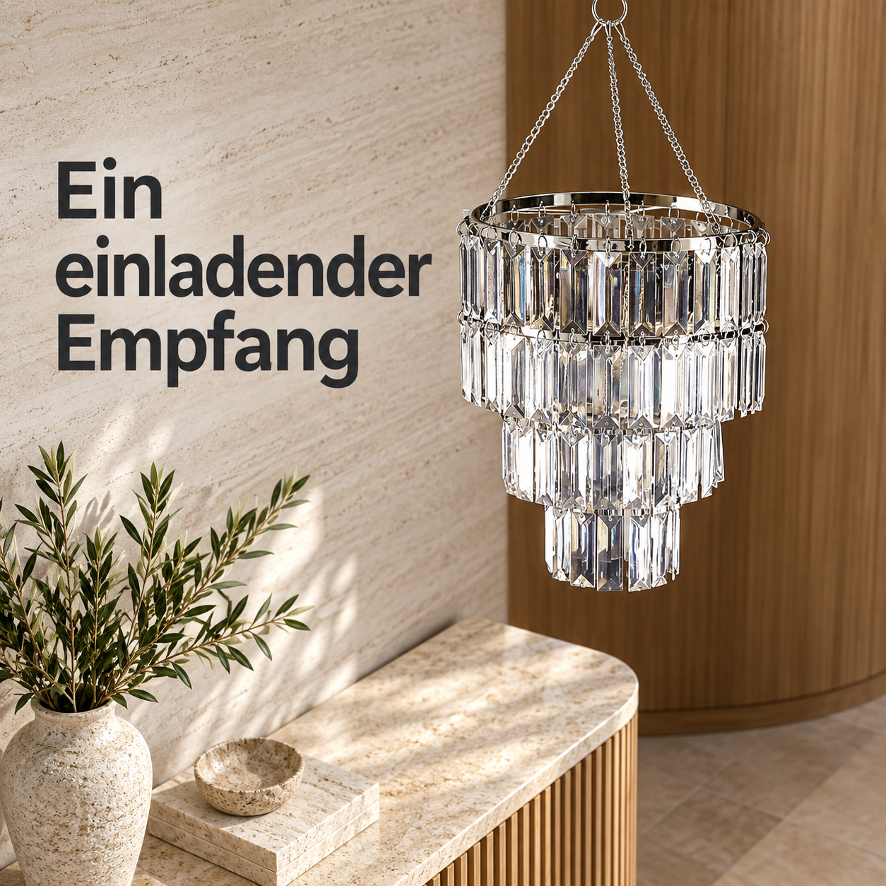 Chromfarbener Acryl-Kronleuchter über einer Konsole im Empfangsbereich