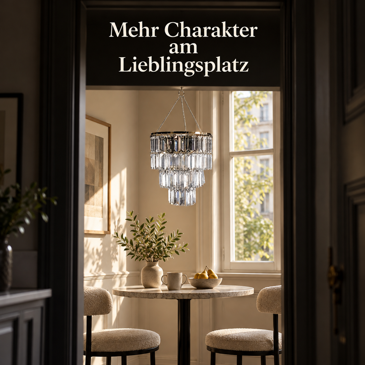 Acryl-Kronleuchter als Akzent in einer kleinen Frühstücksecke