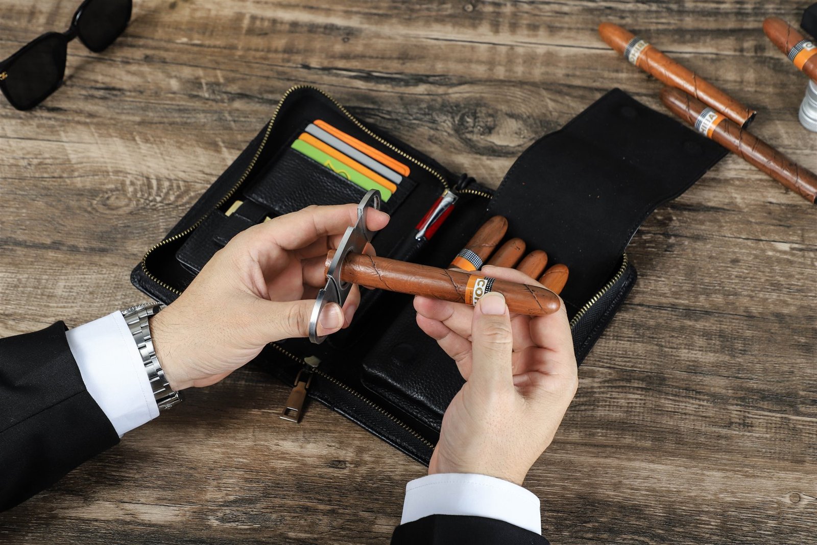 Hand taking a cigar from the five individual slots of the CF5009 leather case