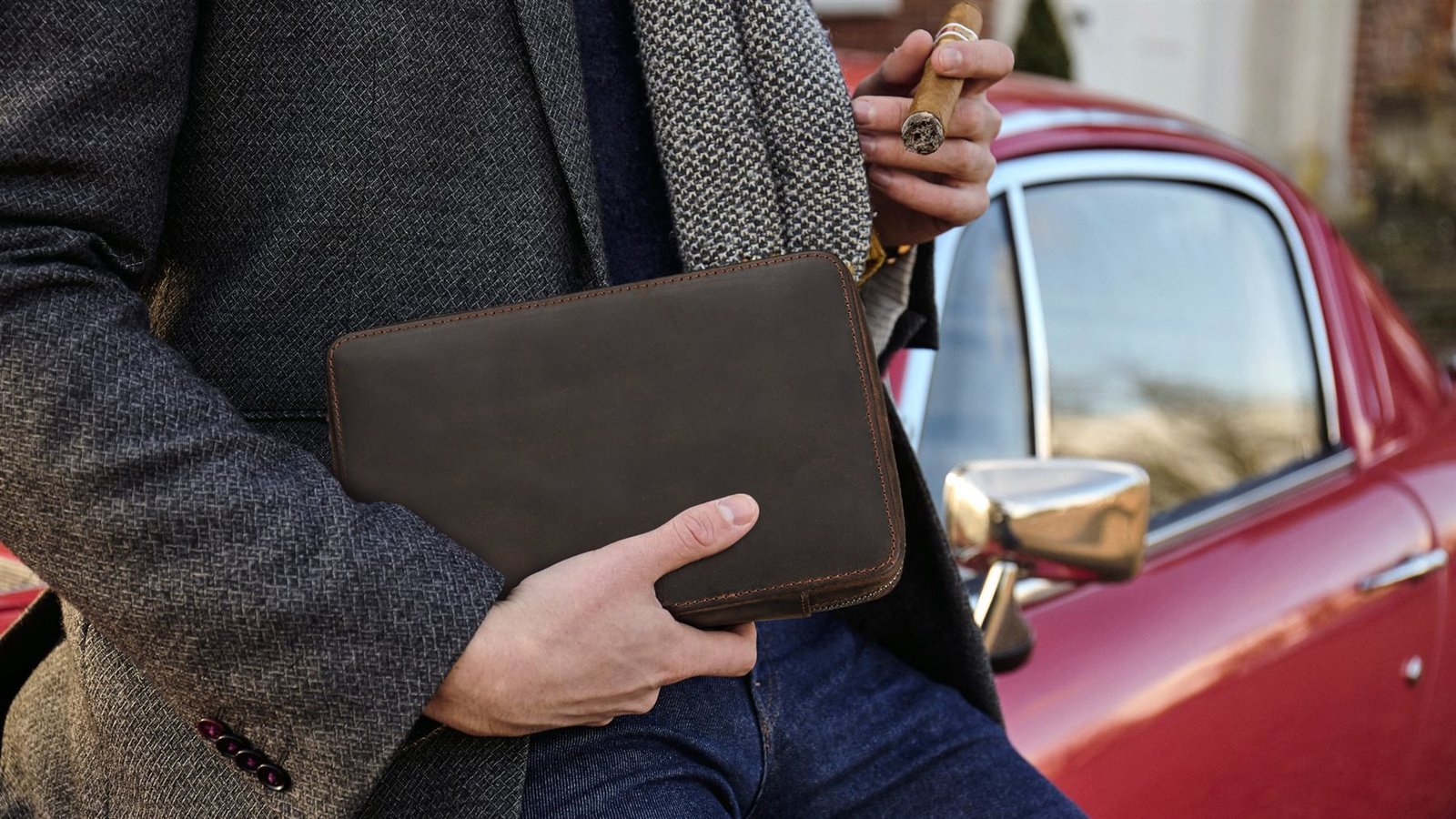 Man holding the CF5010 crazy horse leather 4-cigar travel case beside a classic car
