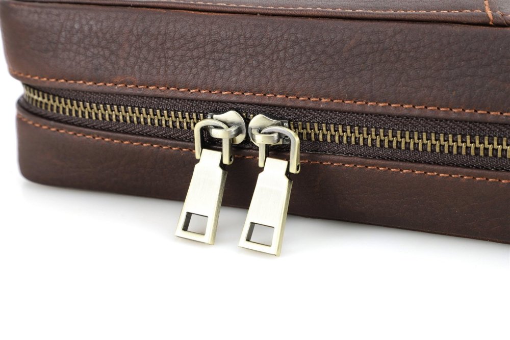 Metal zipper pulls on the CF5016 leather pipe case