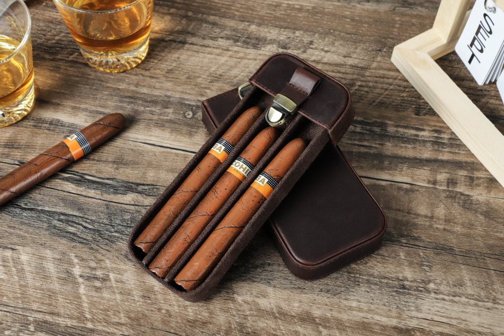 CF5018 tray with three cigars resting on its leather sleeve beside a glass of whisky