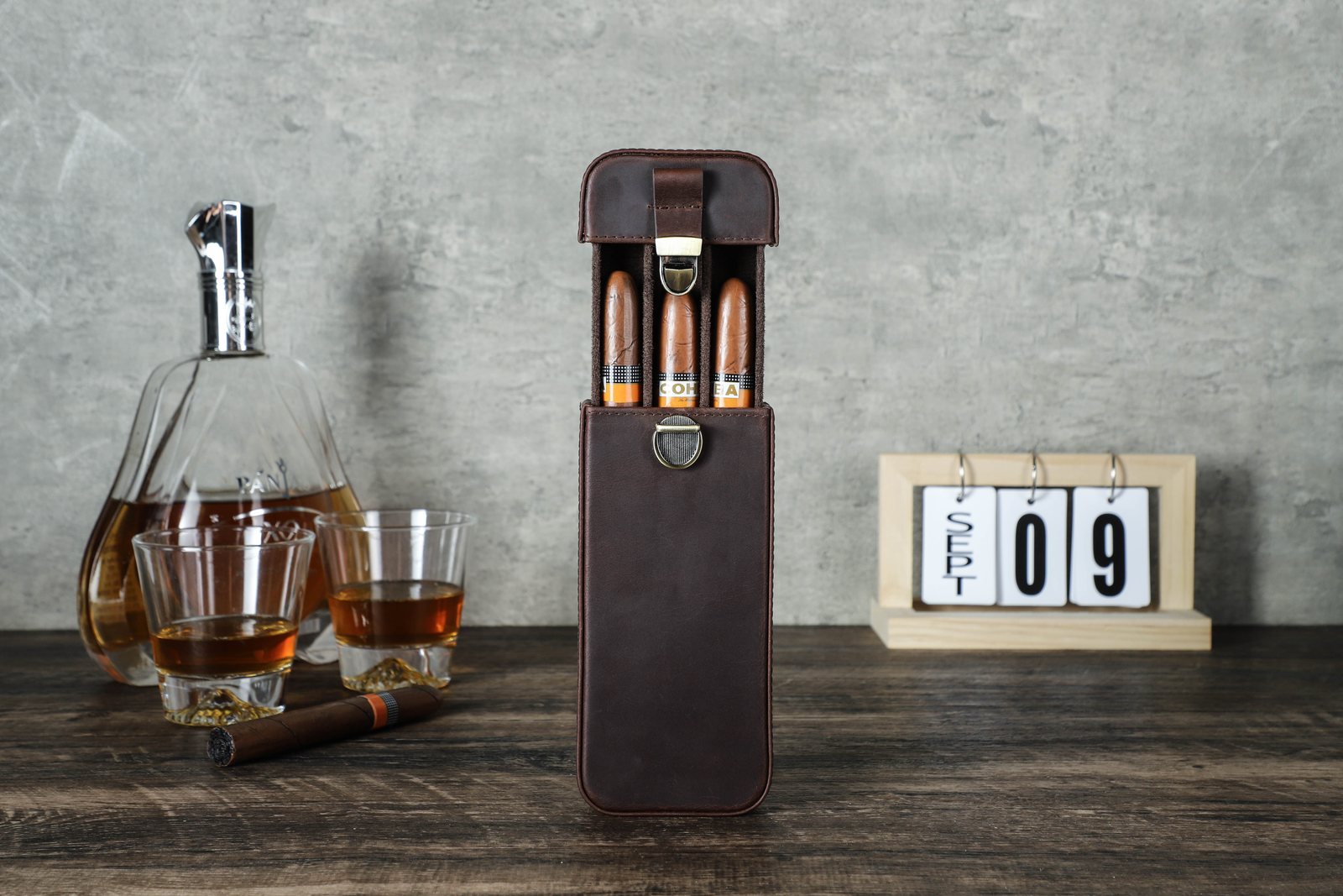 CF5018 standing upright with the tray raised to show three cigars
