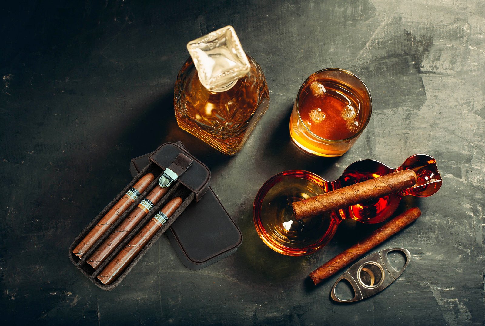 Top view of the CF5018 case with three cigars, a whisky decanter, a glass and a cutter