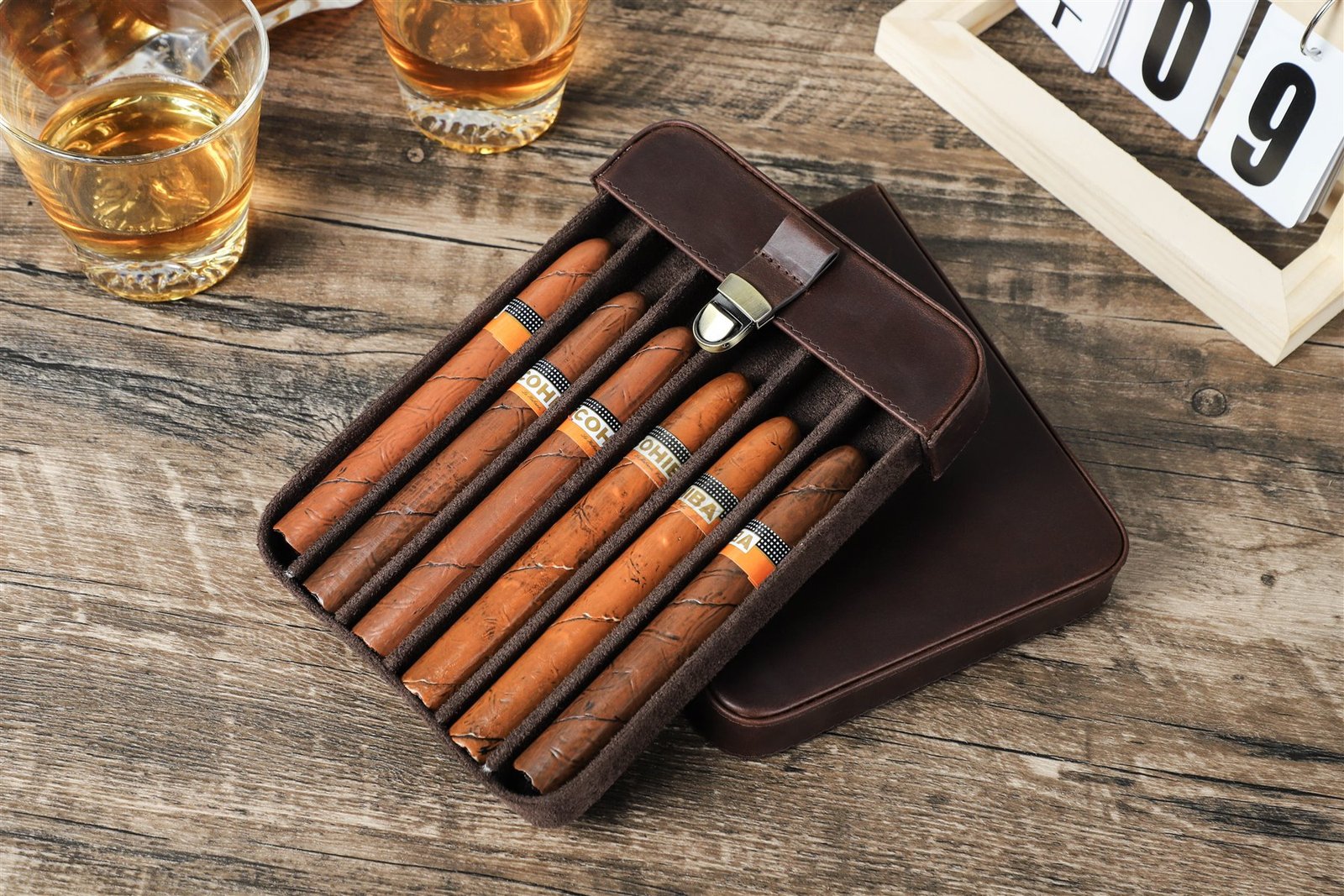CF5019 crazy horse leather case open with six cigars