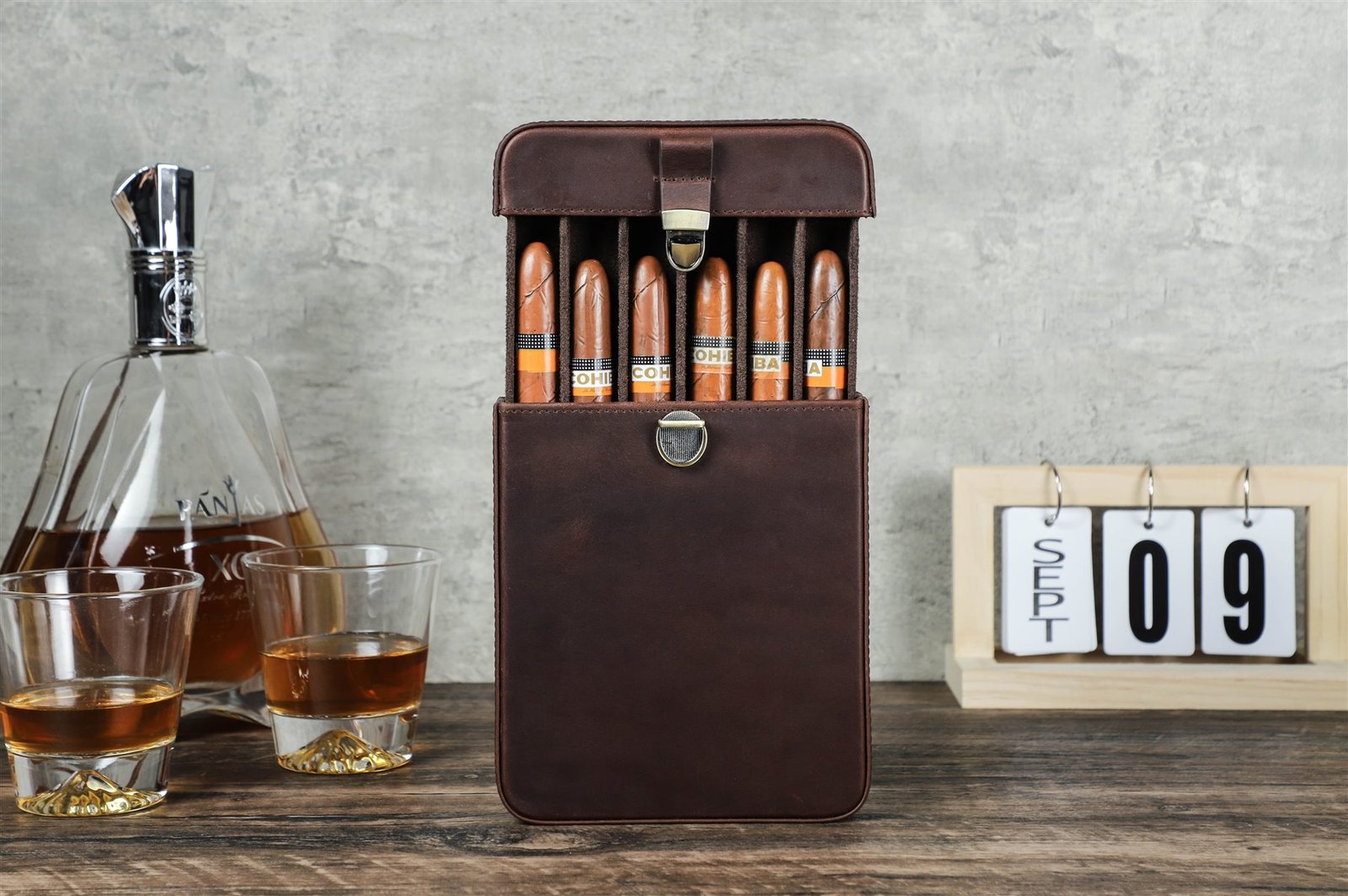 CF5019 6-cigar case standing upright with the tray pulled out