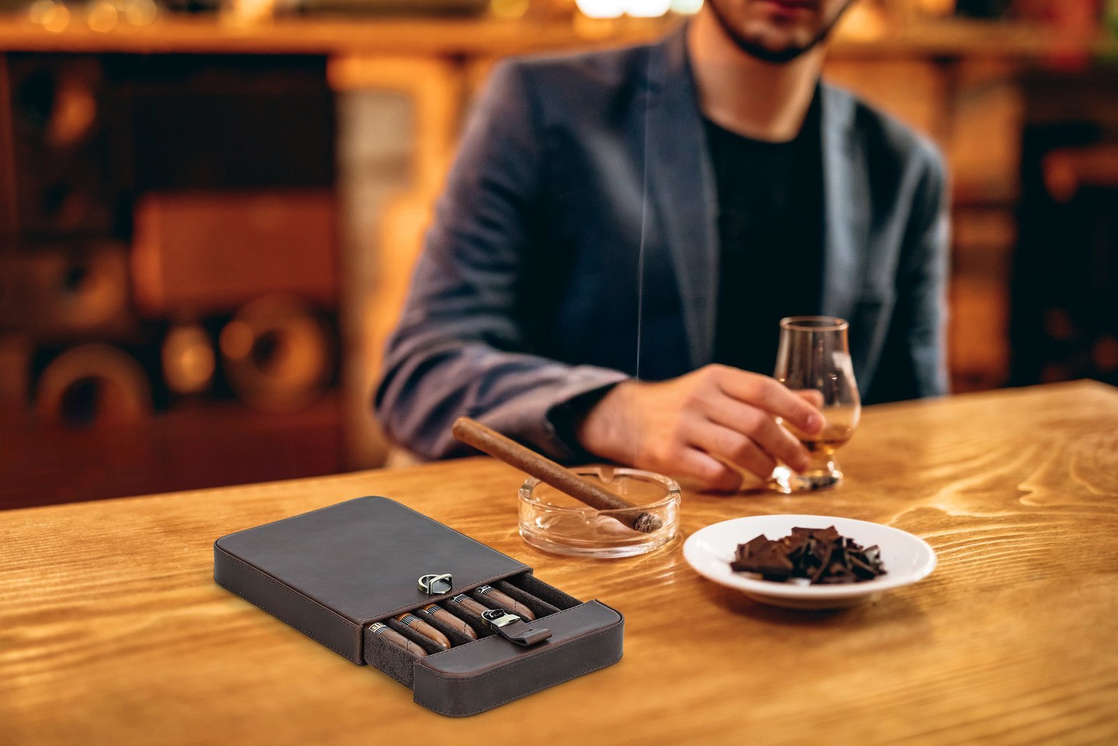 Man relaxing at a table with the CF5019 6-cigar leather case and a drink