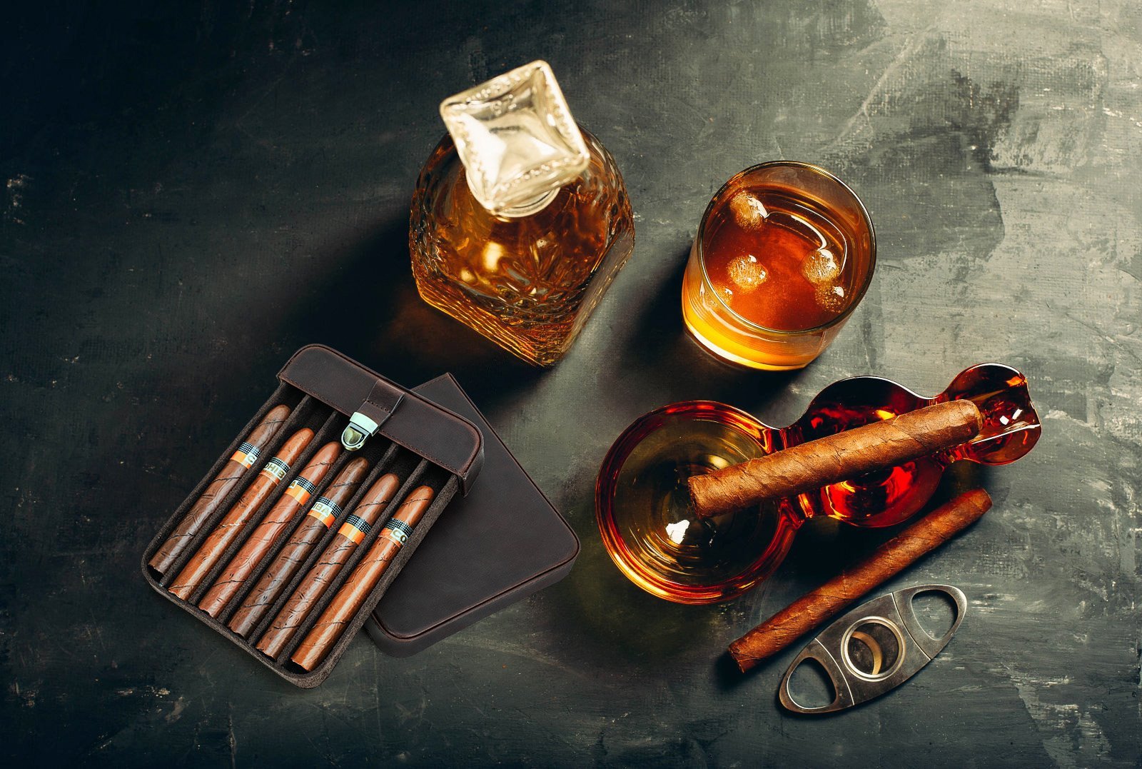 Top view of the CF5019 cigar case with whisky and cigars