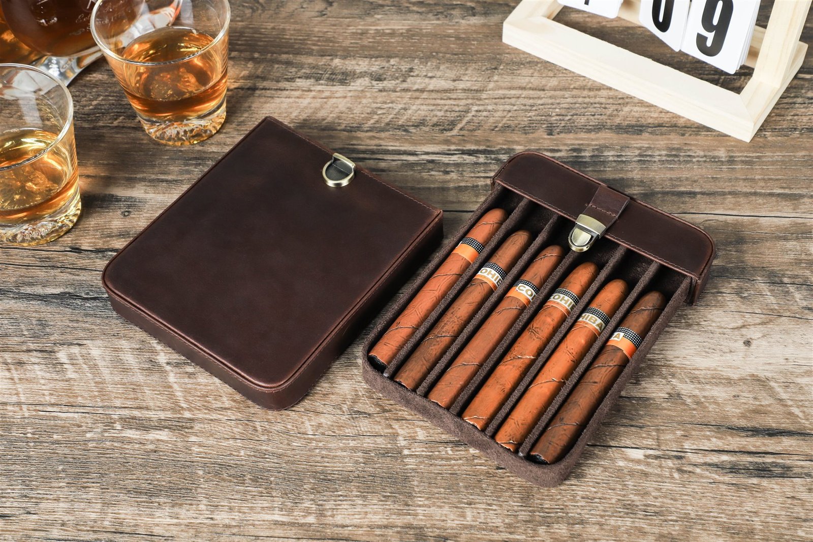 CF5019 cigar tray beside its protective outer leather sleeve