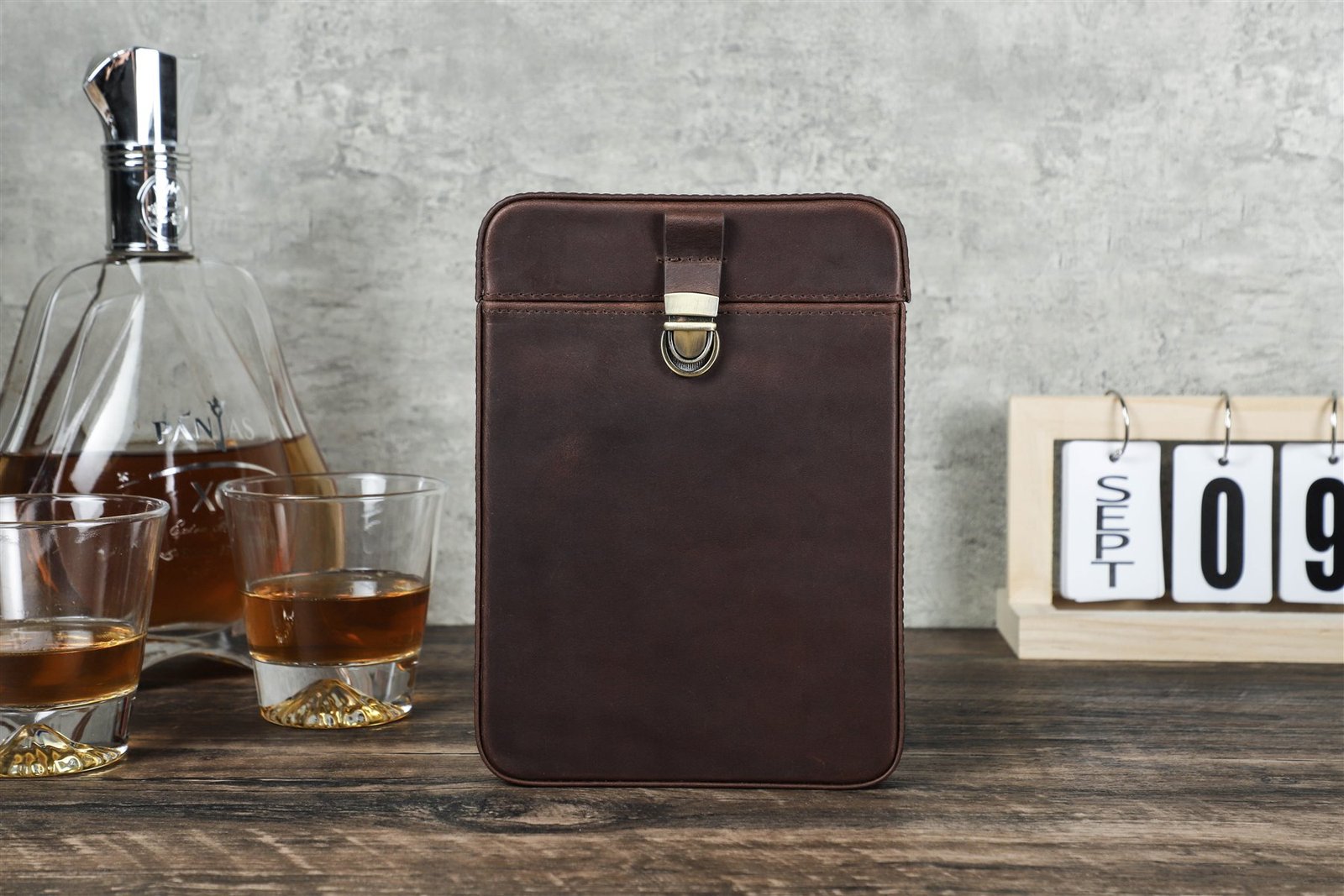 Closed CF5019 leather cigar case with brass press-lock clasp