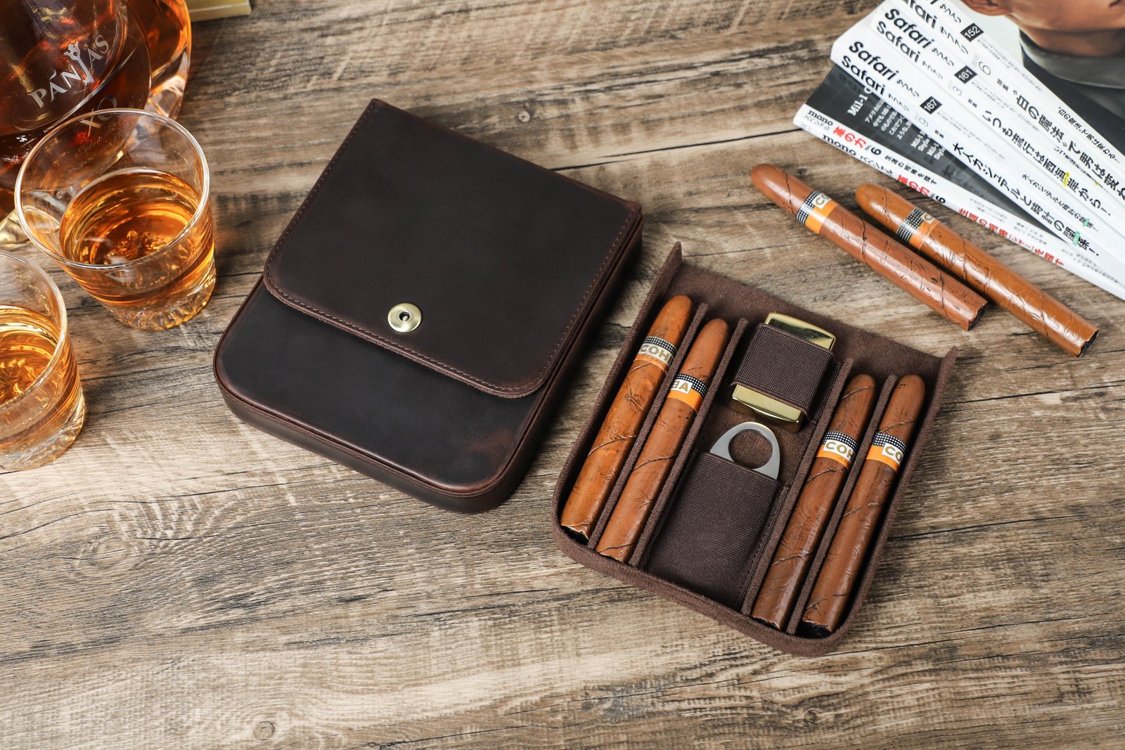 CF5021 open on a wooden table with four cigars, a cutter and a lighter in the tray