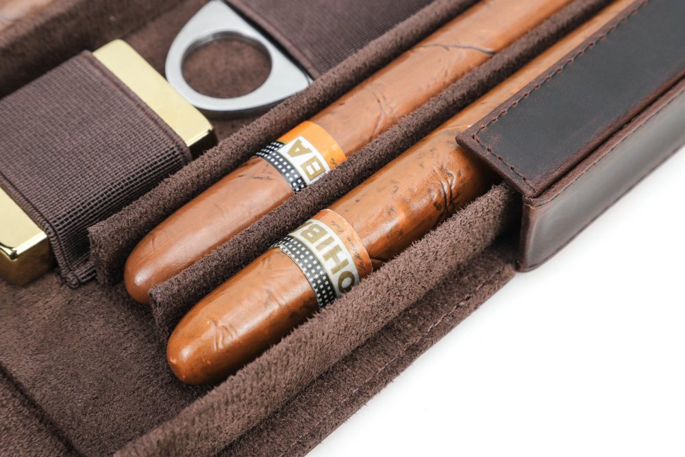 Close-up of a cigar and cutter seated in the CF5021 tray