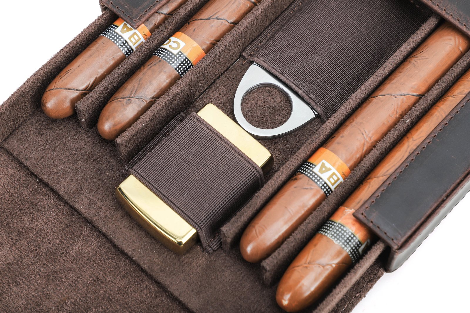 Close-up of cigars, a cigar cutter and a lighter in the CF5021 slots
