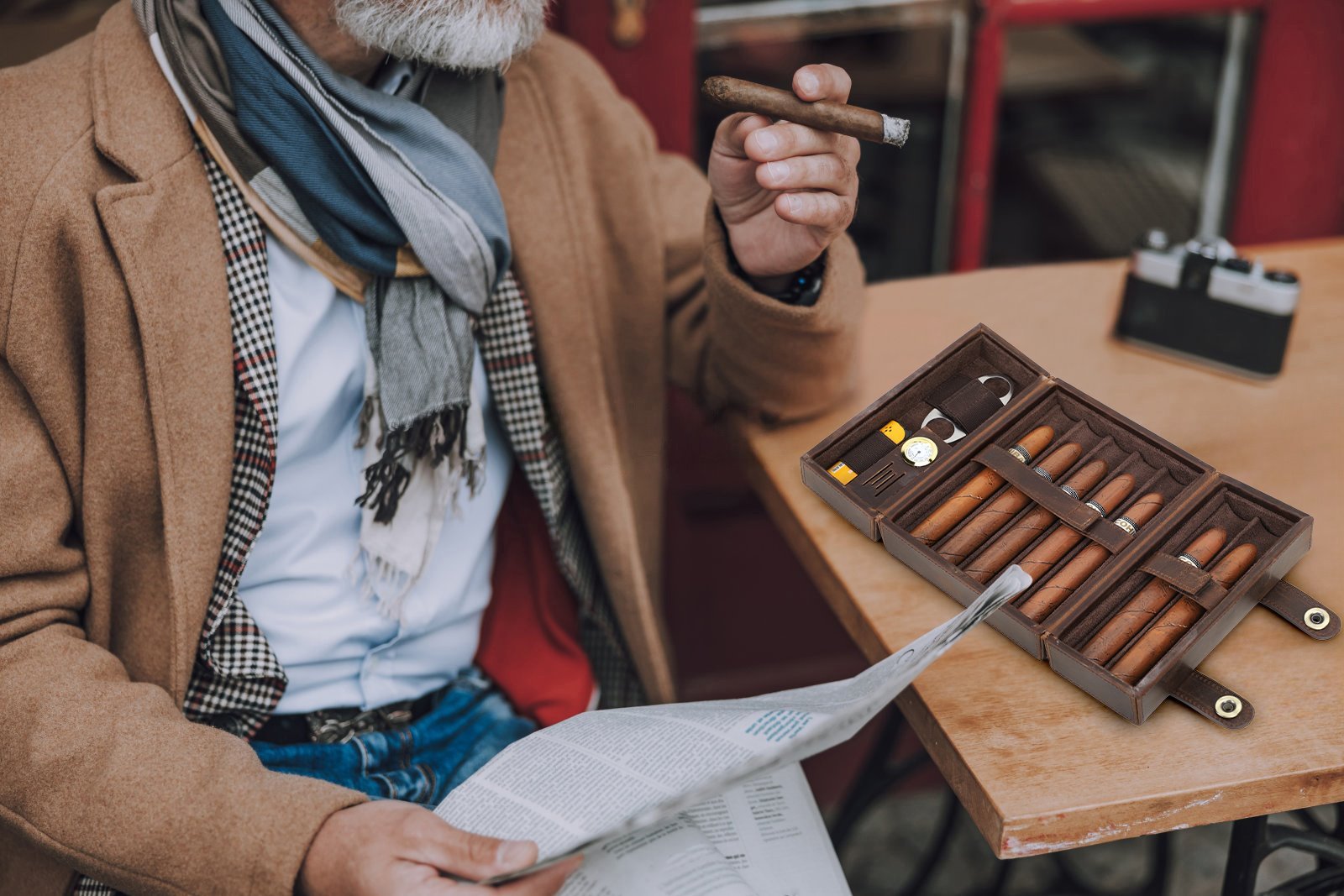 Man with the open CF5029 7-cigar leather box at his desk